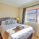 Queensview Bedroom 2 - Kingsview Guesthouse - Xplorio™ Gansbaai