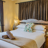 Queensview Bedroom - Kingsview Guesthouse - Xplorio™ Gansbaai