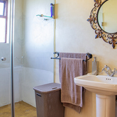 Queensview Bathroom - Kingsview Guesthouse - Xplorio™ Gansbaai