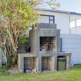 Queensview Braai Area - Kingsview Guesthouse - Xplorio™ Gansbaai