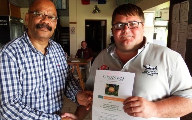 Tommy Wilson, Skoolhoof van Gansbaai Academia, oorhandig pryse aan nog wenners