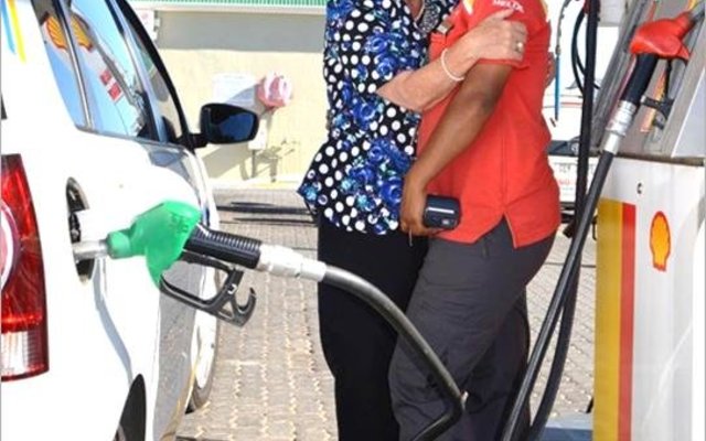 Seen with Overstrand Executive Mayor, Nicolette Botha-Guthrie (pictured left) recently is SA Idols hopeful Sherié Jansen of Gansbaai (pictured right).