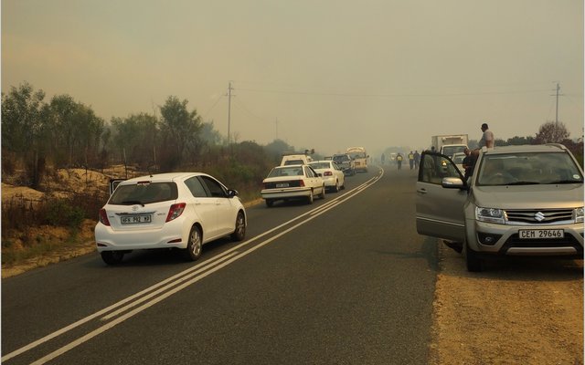 Verkeer dam op en moes terugdraai om die alternatiewe roete te gebruik.