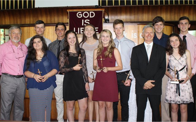 Nuwe NG-lidmate, pas nadat hulle Belydenis van Geloof afgelê het. Voor vlnr is Ouderling Hennie Prinsloo, Daneen Vermeulen, Anthea Goedde, Chanelle Dreyer, ds Willie Kotze en Bianca Schoonwinkel. Agter vlnr is Kobus Truter, Mynard van Niekerk, Monet van Deventer, Alco Kotze, Henlo Smit en Luan Fourie.  (Foto: Hennie Prinsloo)