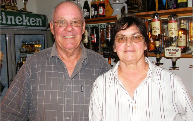 Ralph Gibbs saam met sy eggenote, Hannalene tydens Ralph se bekendstelling aan die Birkenhead Boothengelklub se lede 