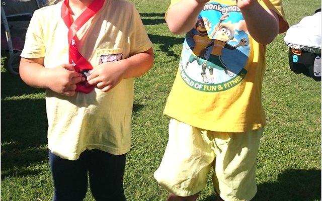 Emma Smal en Jean Bosman van De Kleine Gansies spog met hul medaljes