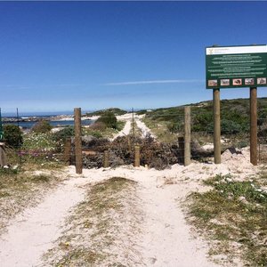 Toegang versper na Rietfontein se Baai. 