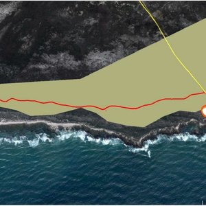 Die wit serwituutpad is sowat 100 meter voor die lanseersloep toegespan en die kuspaadjie (in swart)  is ook daar gesluit.   