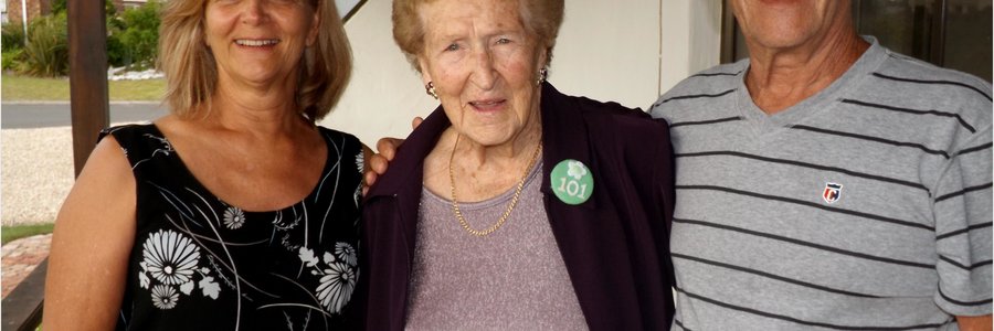 Vlnr is Anita Louw (dogter), die 101-jarige Tannie Mick en haar seun, Jan Vivier. Foto: Monica Hayes  