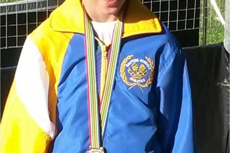 Marli Dimond met haar medalje vir haar besonderse atletiekprestasie tydens die SA Atletiek Kampioenskappe 