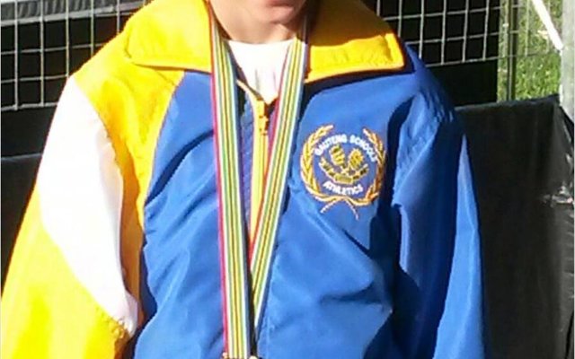 Marli Dimond met haar medalje vir haar besonderse atletiekprestasie tydens die SA Atletiek Kampioenskappe 