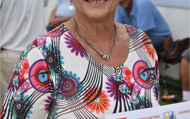  Toeks Moore van Gansbaai is vereer met ΄n ererol vir haar uitmuntende spel en besondere toewyding en diens aan Jukskei.