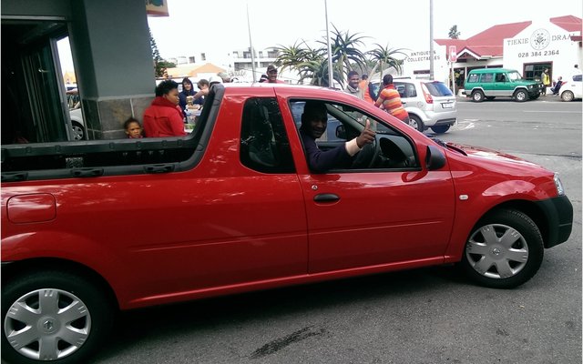 Cameron Padayachee van Gansbaai was die Wenner van ‘n splinternuwe Nissan NP200 bakkie in die Win a Bakkie Promosie van die OK Groep. 