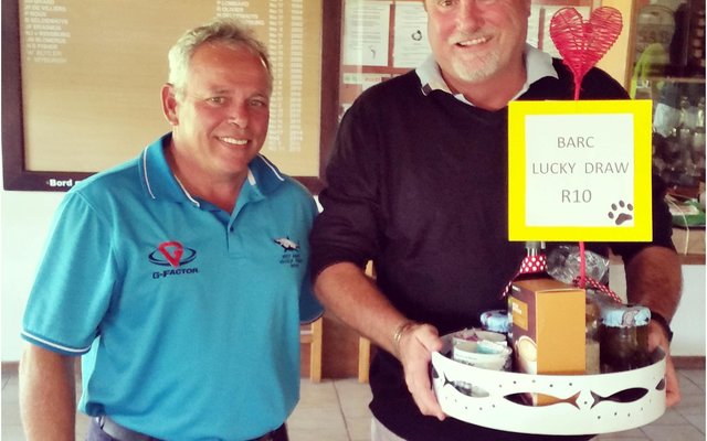 Links staan Jacques Nel saam met Niel Harrison wat die BARC Hamper tydens BARC se suksesvolle Gholfdag gewen het 
