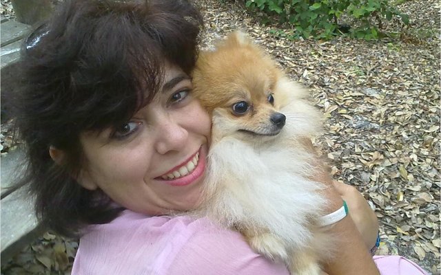 Liezel Mostert van Gansbaai Academia met haar hondjie, Angel wat intussen dood is, wat ‘n pos as Departementshoof in Parow gekry het 