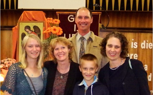 Dr Lisel Joubert en haar gesin, met vlnr Maya, syself, Frederik en prof Julie Claassens, ‘n jarelange vriendin, met haar eggenoot, Deon agter hulle