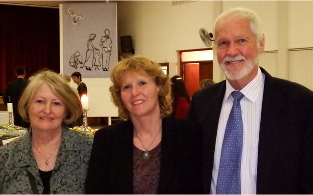 Links en regs van dr Lisel Joubert is haar ouers, Anita en Theuns Kruger