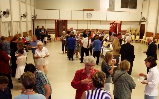 ‘n Gesellige oomblik tydens ‘n ontvangs wat  vir dr Lisel Joubert gereël is