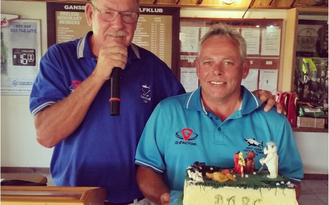 Bev Swart en klubkaptein Jacques Nel met die koek wat 2 keer opgeveil is