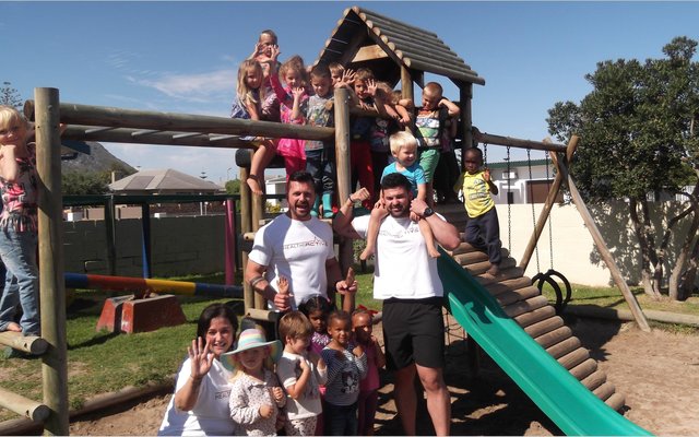 De Kleine Gansies Kleuterskool se kleuters, met Ilze Le Roux voor links en Cobus Briedenhann en Pieta Botes in die middel.