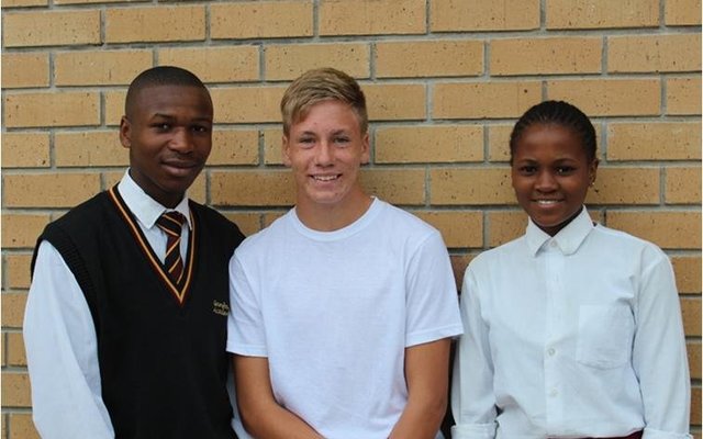 Drie van Gansbaai Academia se graad 11 leerders was tydens die April vakansie deel van die Two Ocean’s Aquarium se studieprogram waar hulle leerders oplei om Jong Mariene Bioloë te word.  Die leerders het besonders goed gevaar, waar elk gemiddelde van bo 75% behaal het vir die toetse wat tydens die week afgelê is.  V.L.N.R: Nkosibonile Qilikithi, Hermanus Geldenhuys en Odwa Mntakaziwa.- Jean-Maré van Eck