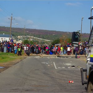 ‘n Deel van die oproerige en onwettige protesoptoggangers tydens Dinsdag se chaos op die R43.  (Foto’s: Willem Appel, Stanford)