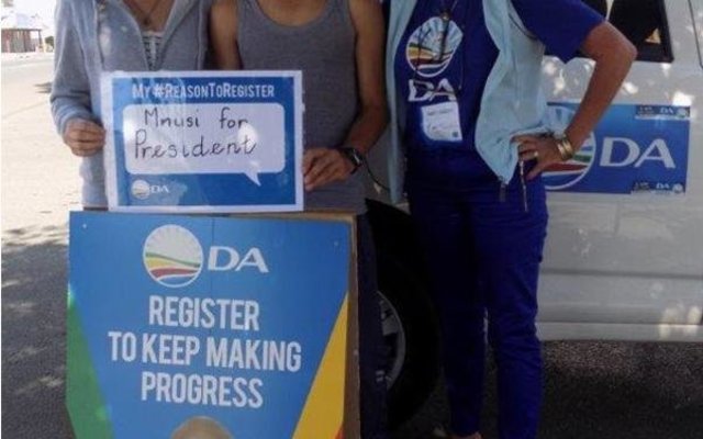 ‘n Trotse Ian en Lindi Swart, wat vanjaar vir die eerste keer as kiesers kon registreer, saam met rdl Riana de Coning    