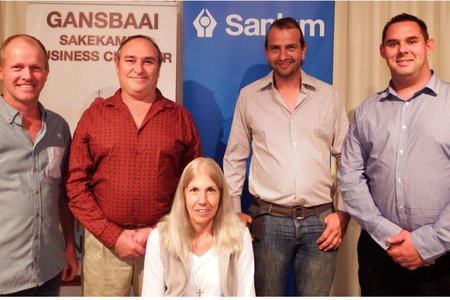 Gansbaai Sakekamer se 2016/17 Bestuurslede met die nuwe voorsitter, Julia Barlow voor. Agter vlnr is Hein van Wyk, Johan von Wielligh, Dirk Büchner (Jnr) en Mynhardt Geyer