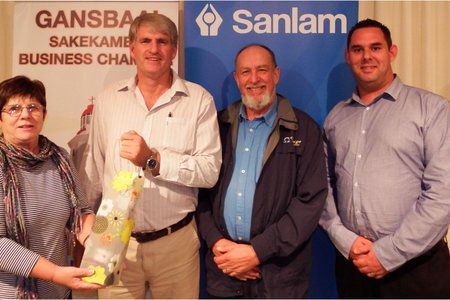 Links oorhandig Glenda Kitley ‘n blyk van waardering aan die gasspreker, Victor Hougaard (Sanlam: Kaap), met die uittredende voorsitter, Kobus van Staden en Mynhardt Geyer (Sanlam: Hermanus) by hulle