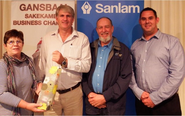 Links oorhandig Glenda Kitley ‘n blyk van waardering aan die gasspreker, Victor Hougaard (Sanlam: Kaap), met die uittredende voorsitter, Kobus van Staden en Mynhardt Geyer (Sanlam: Hermanus) by hulle
