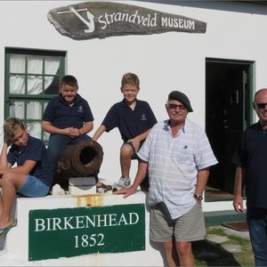 Kanonkop se Voortrekkerseuns sit ewe trots op die HMS Birkenhead se kanon saam met Jan Fourie en Petrie Le Roux