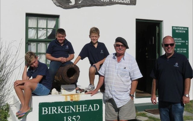 Kanonkop se Voortrekkerseuns sit ewe trots op die HMS Birkenhead se kanon saam met Jan Fourie en Petrie Le Roux