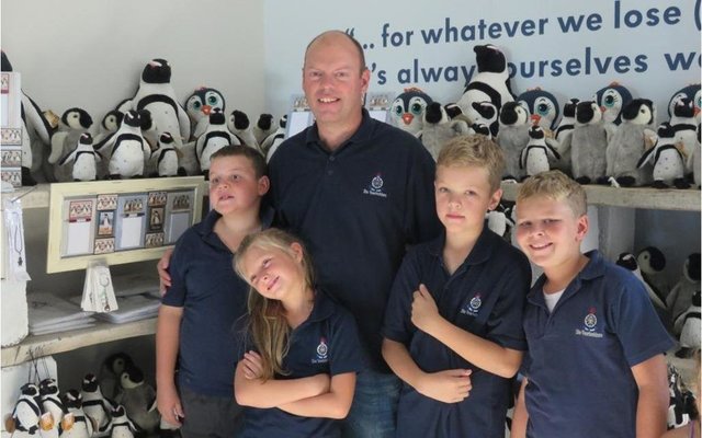 ‘n Deel van Kanonkop Voortrekkers saam met Petrie Le Roux in die African Penguin and Seabird Sanctuary in Kleinbaai