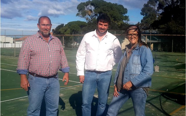 Vlnr is Michael Geldenhuys (voorsitter: Ouermaatskappy), JP Coetzer (Atlantic Abalone) en Chrizülene van Niekerk (organiseerder)
