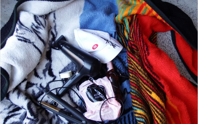 Van die gesteelde goedere by Gansbaai SAPD: onder andere ‘n kleurvolle kombers, haardroeër en -toerusting en ‘n wit pet