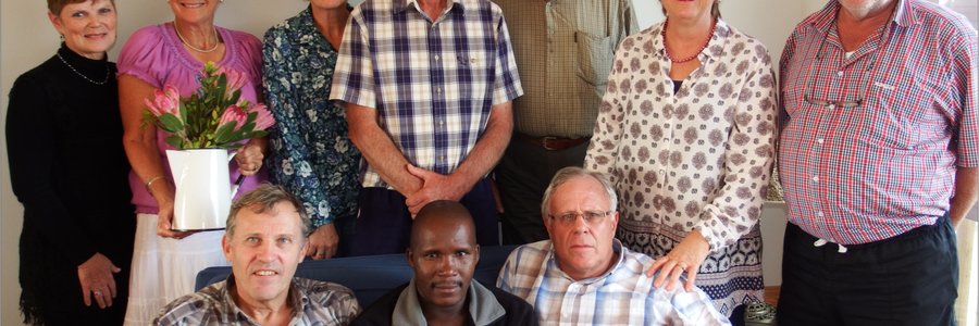 Ds Lourens van der Westhuizen en past Bongenkosie (Bongi) Mthembu van die Makhathini-vlaktes (ou Noord Zululand) in KwaZulu-Natal, het vir ‘n week of wat kom kuier. Ds Van der Westhuizen lei heelparty van die NGK se Pinksterdienste, terwyl Bongi van sy kosbare getuienis lewer. Die foto is geneem tydens ‘n gesellige braai in ds Dirk en Marina van Dyk se huis wat deur die Uitreik-aksie gereël is. Voor vlnr is ds Lourens van der Westhuizen, past Bongenkosie Mthembu en ds Dirk van Dyk. Agter vlnr is Anita Botha, Elcine Hulme, Ansie en Gerhard Germishuys, Johan van Wyk, Marina van Dyk en Johan Hulme (Voorsitter: Uitreik-aksie)