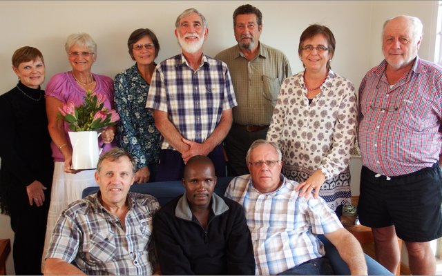 Ds Lourens van der Westhuizen en past Bongenkosie (Bongi) Mthembu van die Makhathini-vlaktes (ou Noord Zululand) in KwaZulu-Natal, het vir ‘n week of wat kom kuier. Ds Van der Westhuizen lei heelparty van die NGK se Pinksterdienste, terwyl Bongi van sy kosbare getuienis lewer. Die foto is geneem tydens ‘n gesellige braai in ds Dirk en Marina van Dyk se huis wat deur die Uitreik-aksie gereël is. Voor vlnr is ds Lourens van der Westhuizen, past Bongenkosie Mthembu en ds Dirk van Dyk. Agter vlnr is Anita Botha, Elcine Hulme, Ansie en Gerhard Germishuys, Johan van Wyk, Marina van Dyk en Johan Hulme (Voorsitter: Uitreik-aksie)
