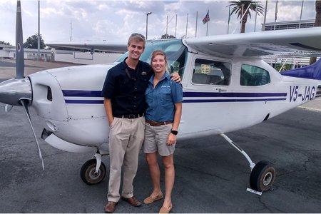 Die twee vlieëniers, Tanya en David, by die Eros lughawe in Windhoek, Namibië