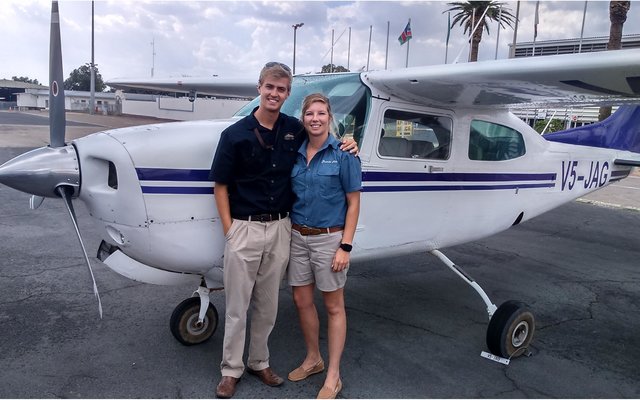 Die twee vlieëniers, Tanya en David, by die Eros lughawe in Windhoek, Namibië