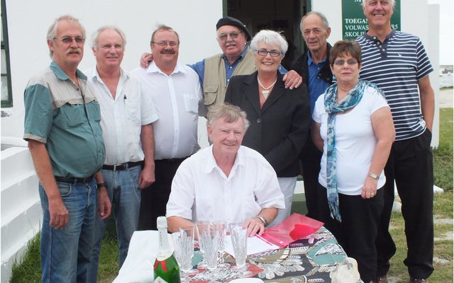 Die volledige Gedenkbundel Komitee wat op 14 April 2014 die kontrak vir die boek onderteken het, met Pieter Scholtz (voorsitter) voor en agter vlnr Ben Gericke, Francouis de Jongh, Kat Myburgh, Jan en SD Fourie (skrywers), Herman Fourie, Johan Coetzee en Glenda Kitley. (Foto: Gansbaai Courant) 
