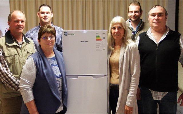 Voor vlnr (wat die yskas “om-arm”), is Glenda Kitley en Julia Barlow. Agter staan die res van die Sakekamer Komitee, met vlnr Hein van Wyk, Mynhardt Geyer, Dirk Büchner (Jnr) en Johan von Wielligh