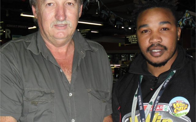 Mnr DP Loubser van Franskraal is die tweede wenner wat sy aankope teruggewen het. Hy kwalifiseer nou om tydens die finale trekking 'n motor te wen. Saam met hom is Asanda van Spar wat sy prys oorhandig het.