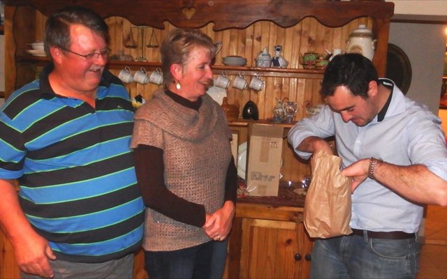 JM Crafford van Stettyn Wynkelder (regs) was baie opgewonde oor ‘n Gansbaai Wynproegilde voorskoot wat deur vooritter Theuns Roodman en Marlene van der Walt aan hom oorhandig is.