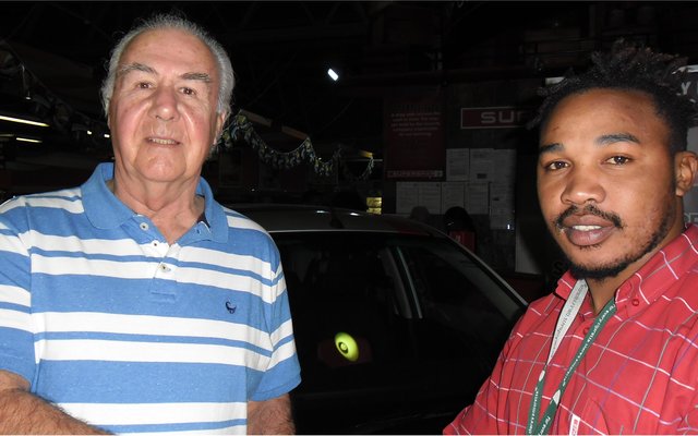 Mnr D de Kock van De Kelders is die derde wenner wat sy aankope teruggewen het. Hy kwalifiseer nou om tydens die finale trekking 'n motor te wen. Saam met hom is Asanda van Spar wat sy prys oorhandig het.