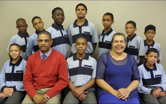 Agter links na regs: Ethen Arendse, Gath Johannes, Mthinzi Nobandla, Franco Tobias, Condrey Jafta, De Vonte October en Ree-Ano Dreyer. Voor links na regs: Hayward Gibson, Mr. LJO Pedro (Skoolhoof), Gurswin Moses (Span Kaptein), Me. C. Nicholson en Howard Engel.  