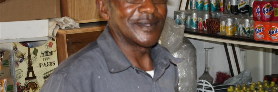 “Oom” Stoffel Rossouw  wat na 47 jaar diens af is met pensioen.