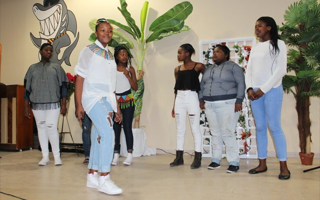 Sharkies besig met opvoering gedurende die Cultivaria .