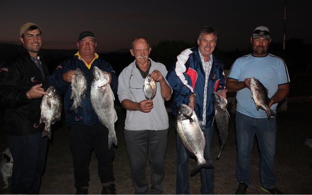 Trotse hengelaars, met vlnr is Johan Lesch, Oubaas Lesch, Eric Coetzee, Eldo Marais en Anthony Melly