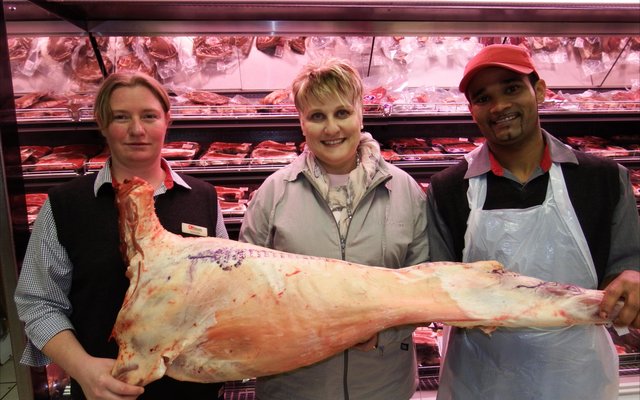 Stefanie Groenewald was die gelukkige wenner van ‘n halwe lam in die onlangse Coke-kompetisie wat deur die plaaslike OK Foods aangebied is. Stefanie moes slegs twee Coke-produkte koop om te kwalifiseer en met hierdie groot prys weg te stap. Op die foto ontvang Stefanie (middel) haar prys van Nicolene Lotter (bestuurder) en die blokman, A-J Martin van Gansbaai OK Foods.