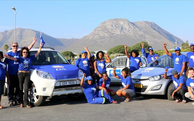 Die DA se “Verf Gansbaai Blou op Woensdae”-veldtog het verlede week vrolik ‘n aanvang geneem.  Rdl Riana de Coning, Wyk 2 (derde van links) hier saam met ‘n baie entoesiastiese span, met Moira Opperman (Wyk 2) –(middel – links agter)  en Andrew Komani (Wyk 1) – (tweede van regs agter)  Kiesers kan nog tot 8 Julie aansoek doen vir spesiale stemme.  Franskralers kan Kris Jooste skakel by 082 409 1039 vir meer inligting.  Riana se nommer is 083 597 2781.